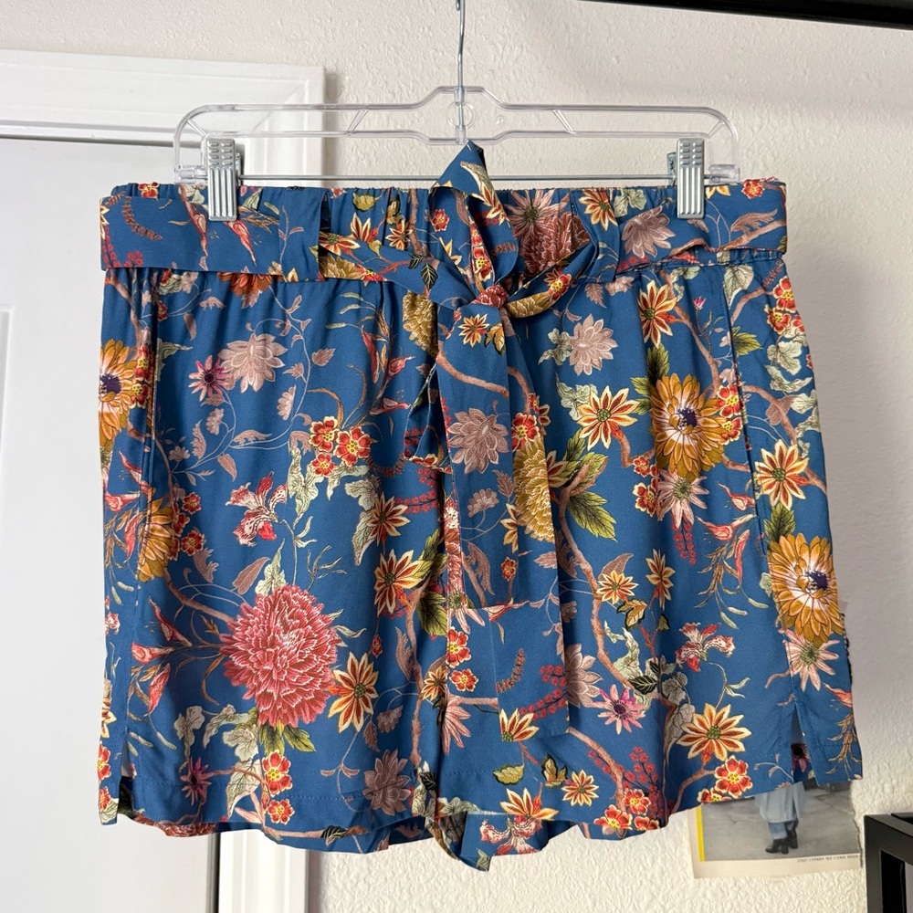 ORTTU blue floral elastic pull on belted self tie‎ high rise viscose shorts
